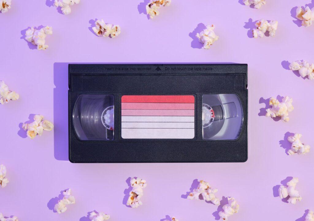 Videokassette und Popcorn