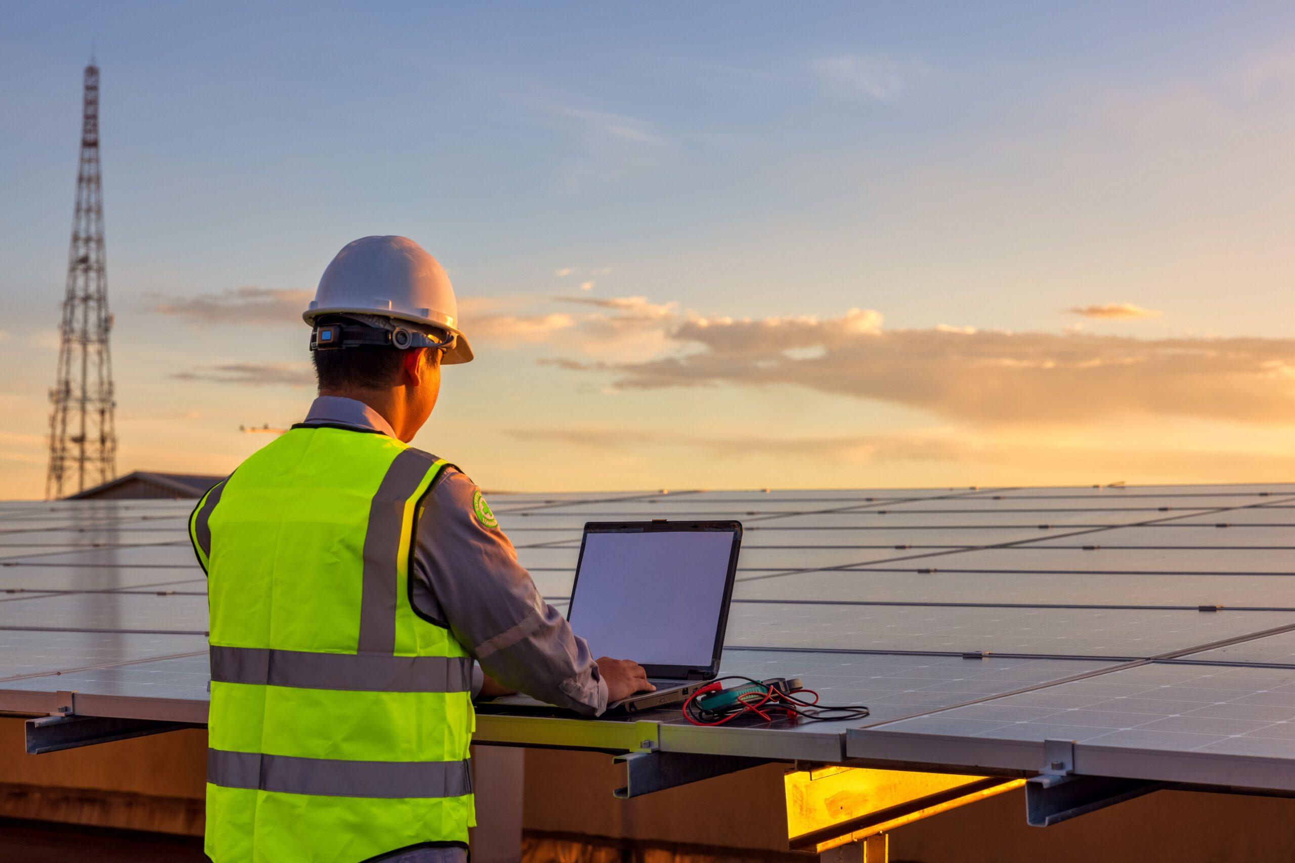 Eine Person arbeitet an Solaranlagen 