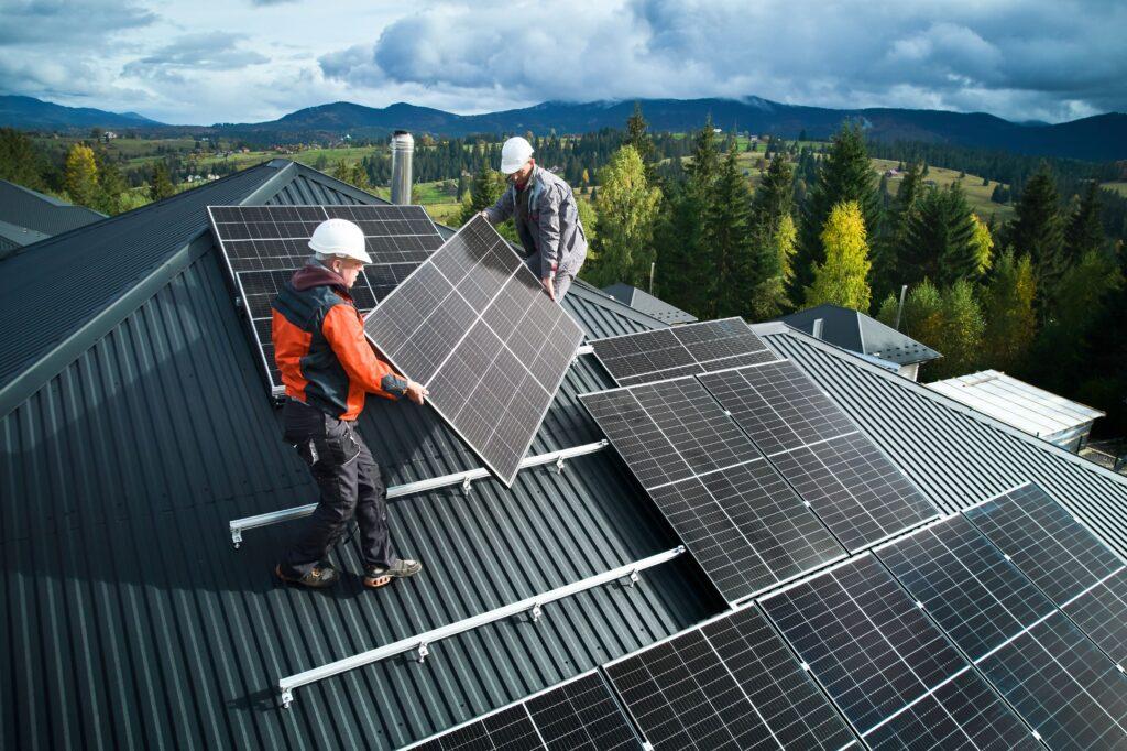 Personen installieren eine Solaranlage