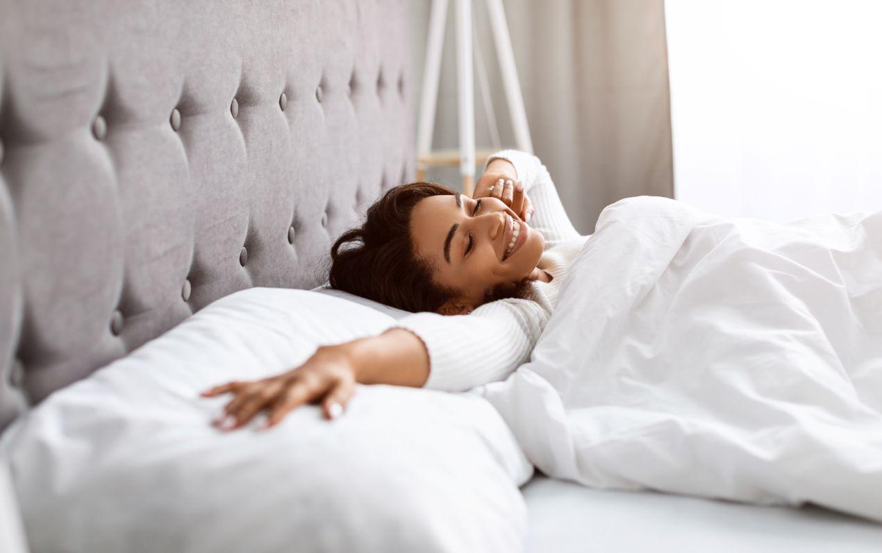 Frau-im-Bett-mit-Matratzenschutz-geniesst-sauberen-und-erholsamen-Schlaf