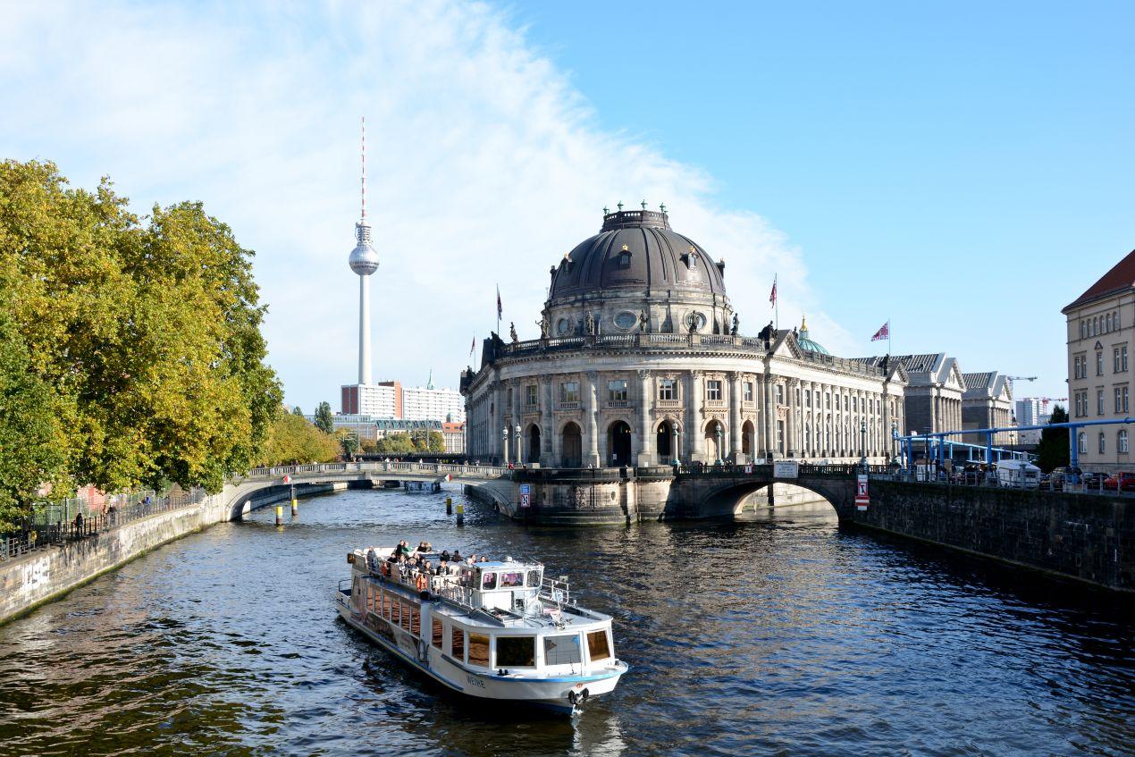 Panorama mit Berliner Dom und Spree – Ausflugsziel vor Paintball Berlin-Erlebnis