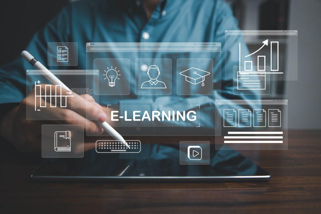 Digitale E-Learning Produktion mit Schulungsicons auf einem Tablet, Nutzer arbeitet interaktiv mit Stylus