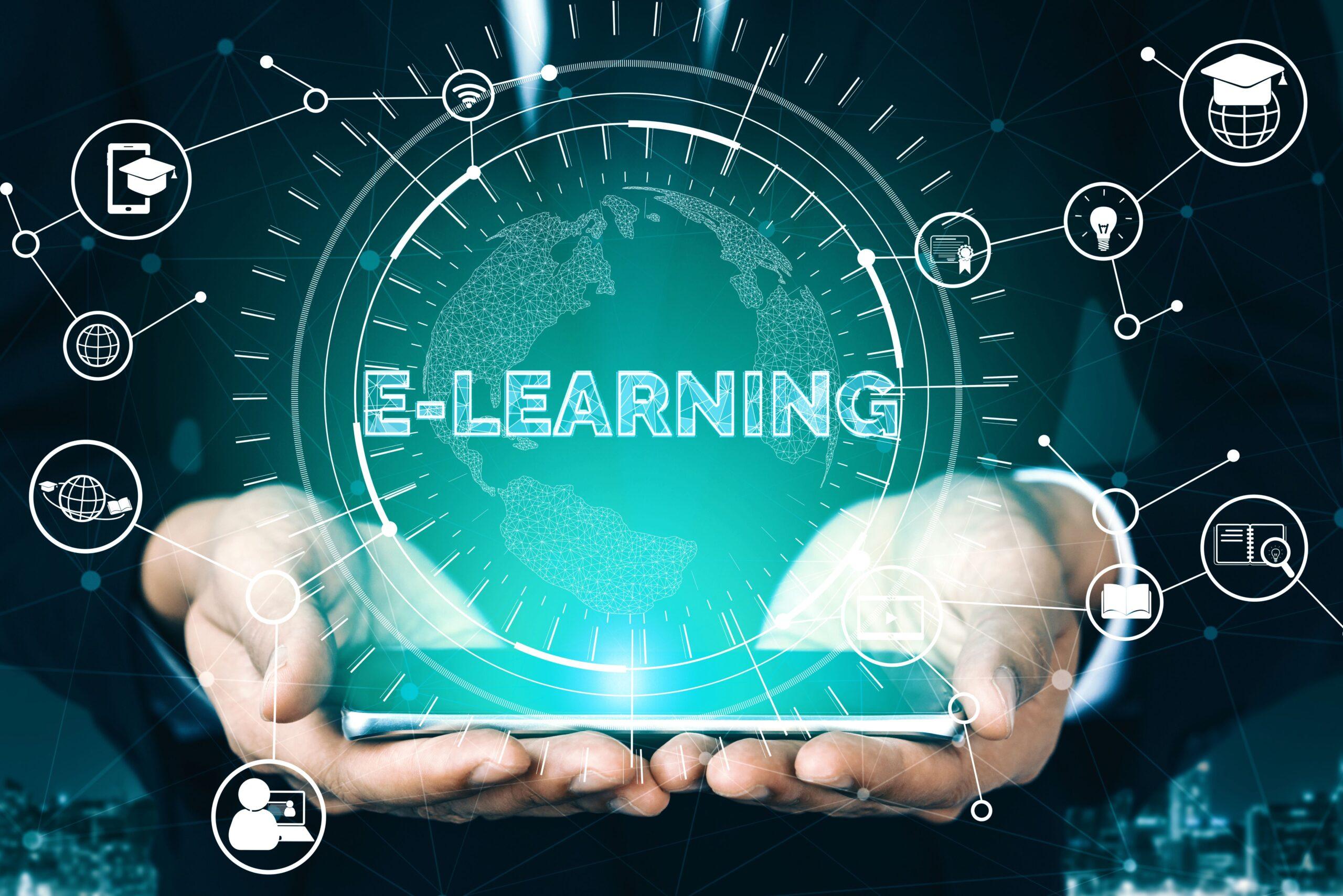 Hände halten ein Tablet mit E-Learning-Symbolen – Konzept für professionelle digitale Weiterbildung