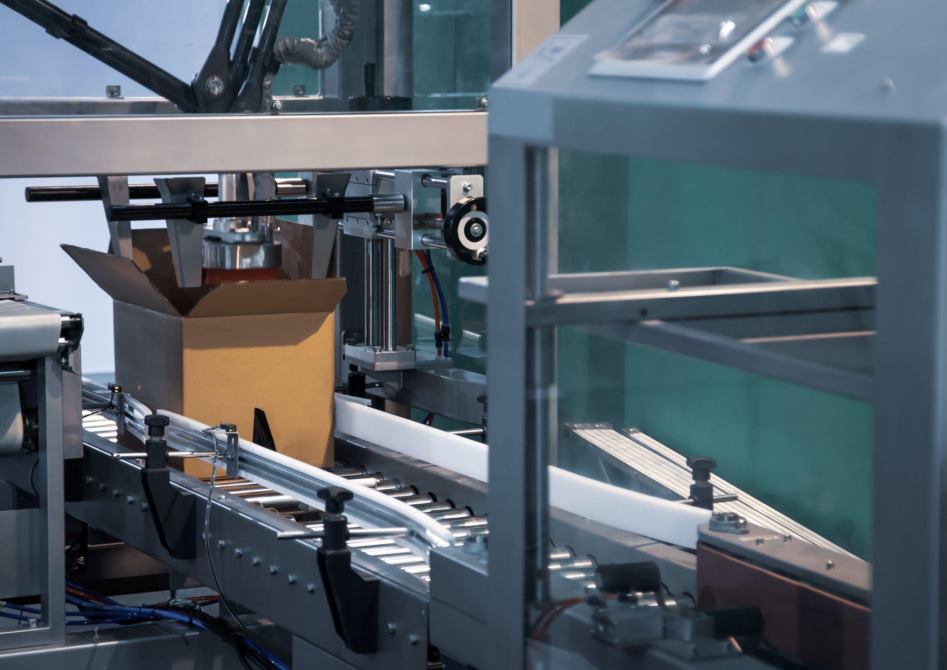 Automatisierte Verpackungsmaschine mit offenem Karton
