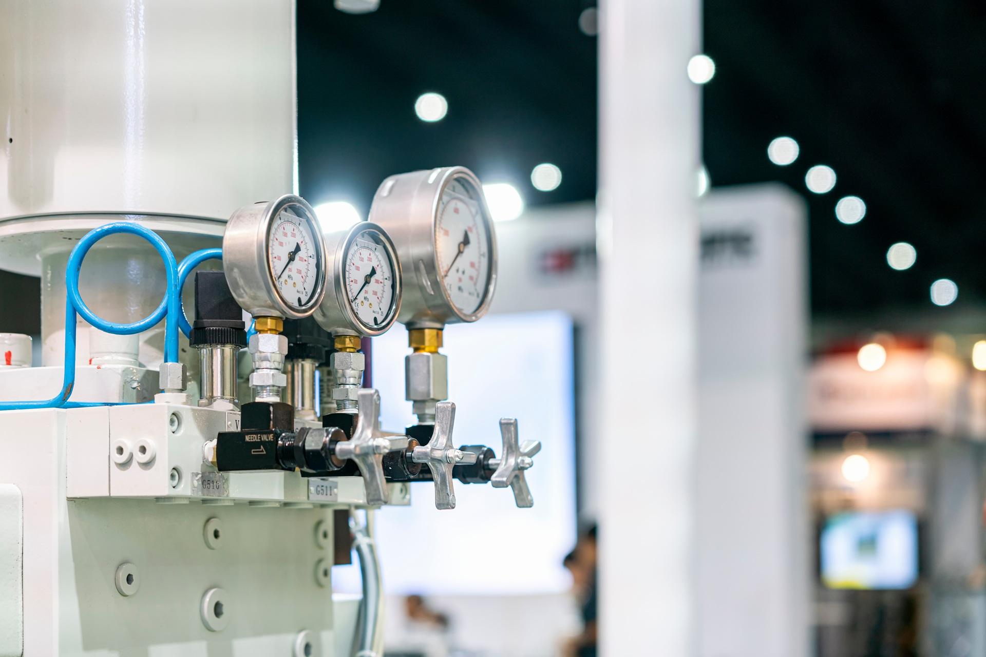 Manometer und Ventile an Drucksystem | Schnellkupplung